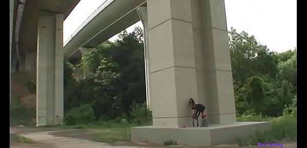  Porta una giovane puttana a scopare sotto un ponte di un parco pubblico